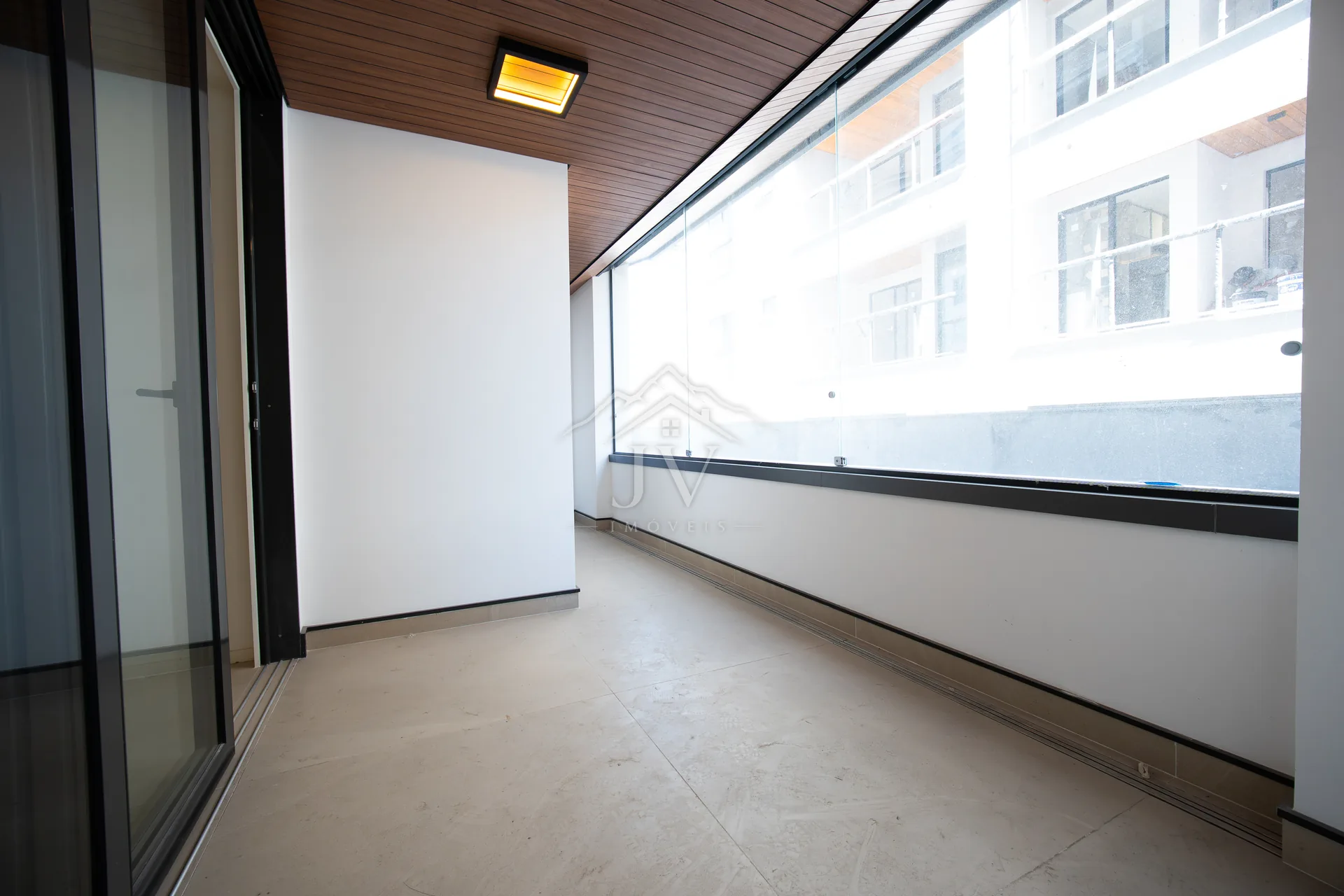Apartamento novo com varanda envidraçada