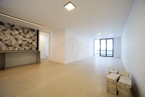 Sala com painel geométrico e bancada