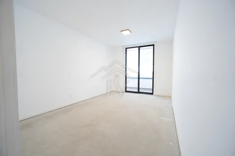 Quarto com janela ampla