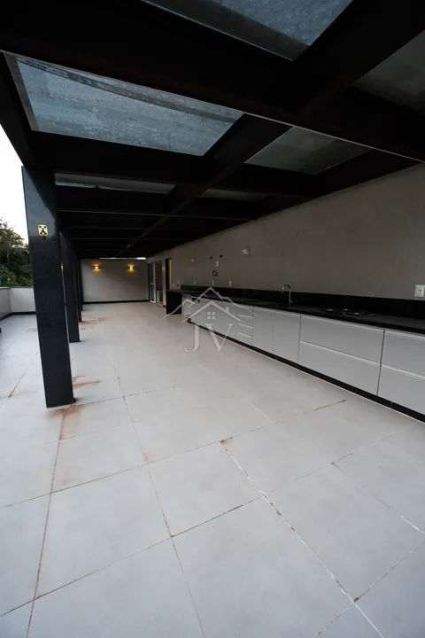 Estrutura metálica e vidro sobre o terraço