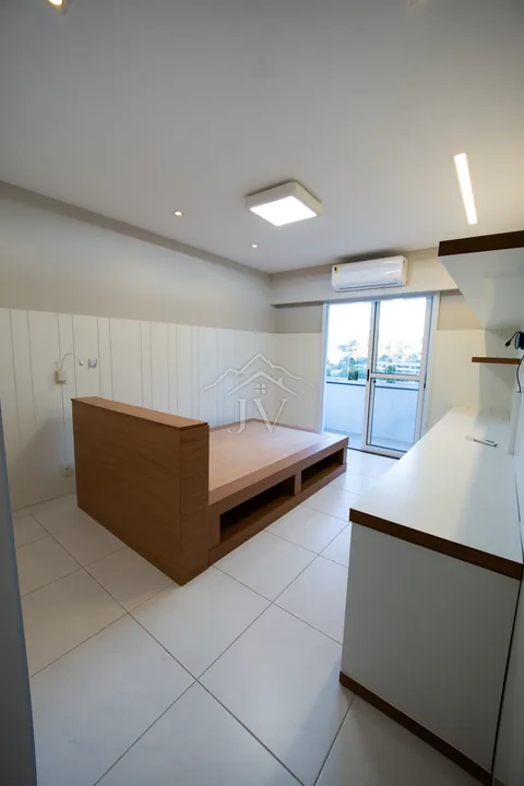Suíte com cama embutida