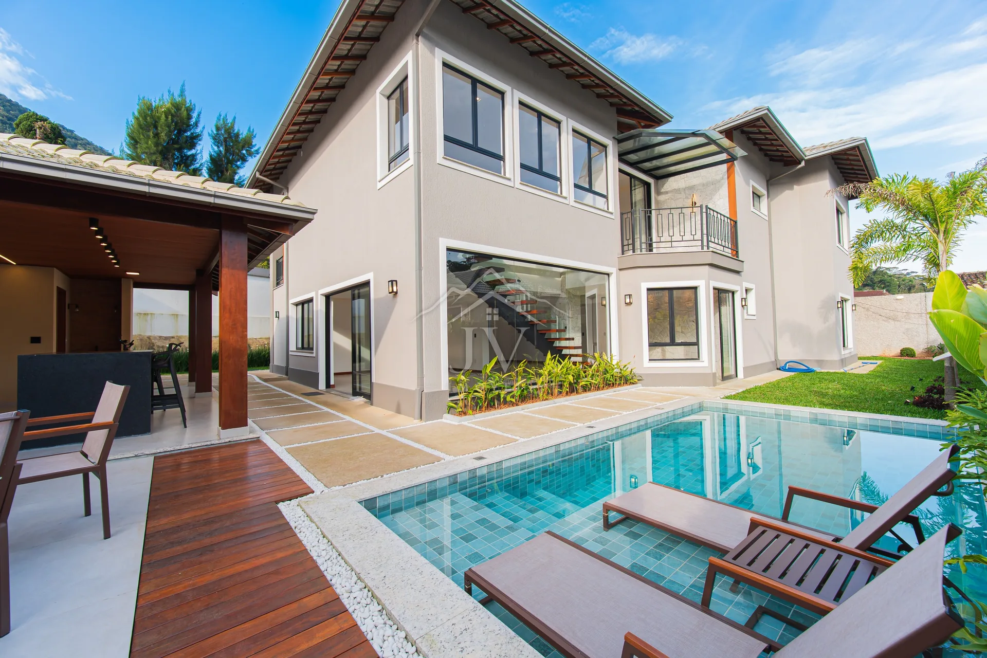 Piscina e fundos da casa