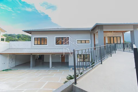 Fachada e garagem coberta