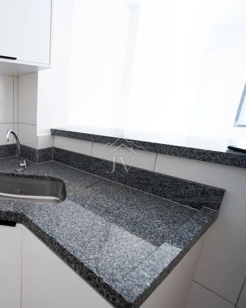 Cozinha com bancada e armários