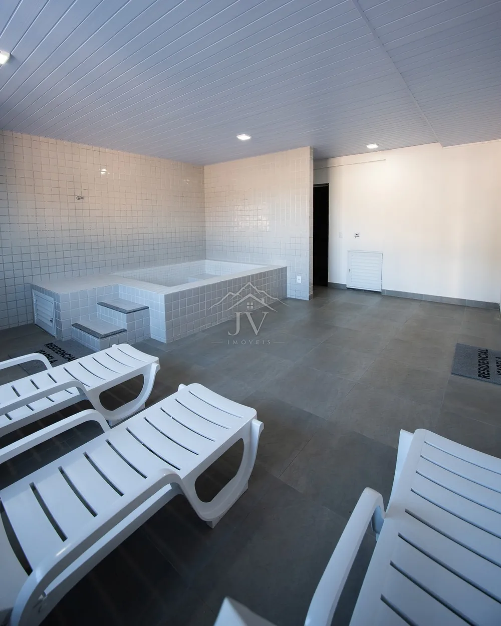 Spa com espreguiçadeiras